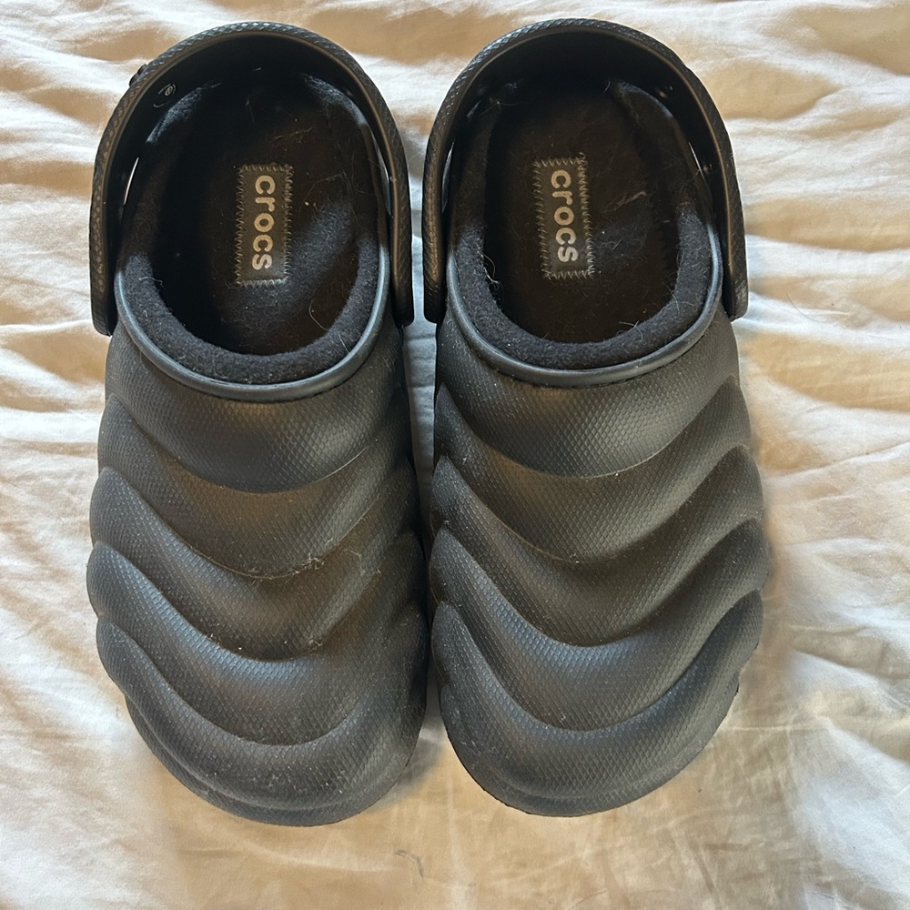 CROCS Black Wave Pattern Clogs